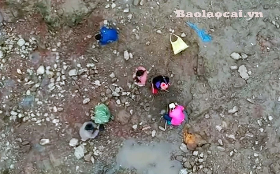 Mỗi khi thủy điện chặn dòng tích nước thì nhiều người dân lại mang dao, cuốc ra đào bới tìm đá quý. Có người mang cả rổ ra đãi sỏi tìm đá.