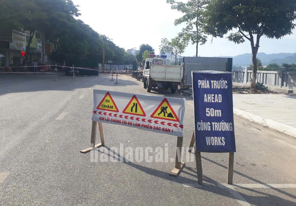 Thành phố Lào Cai: 2 thanh niên bị thương nặng khi lao xe máy xuống hố công trình ảnh 3