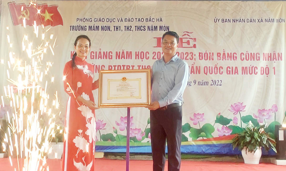 Nhiều trường đạt chuẩn quốc gia (Trường PTDT bán trú THCS xã Nậm Mòn đón nhận trường chuẩn quốc gia cấp độ 1).