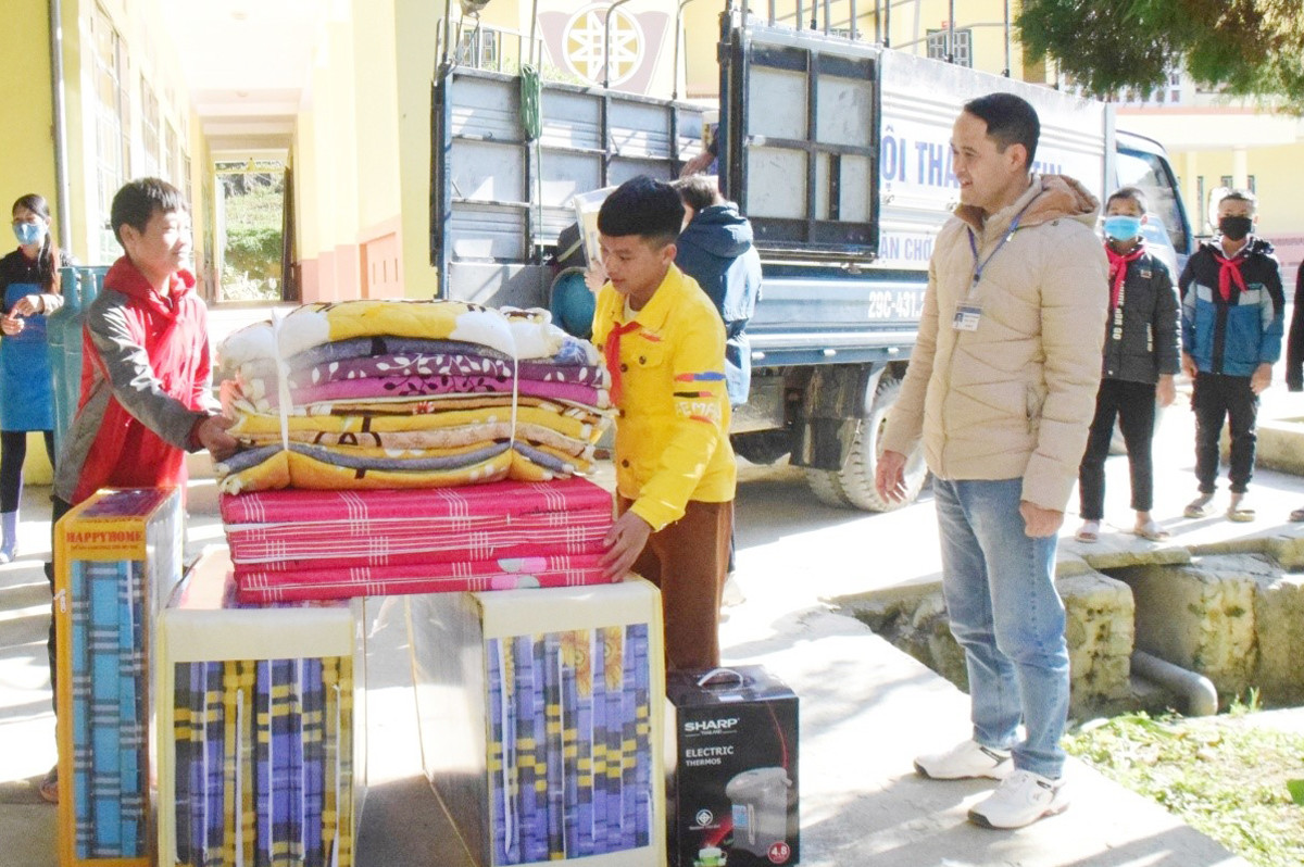 Huy động nhiều nguồn lực xã hội hóa giáo dục.