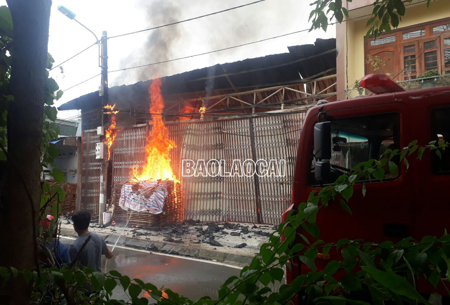 Thành phố Lào Cai: Cháy xưởng sản xuất hương, một người bị ngạt khói ảnh 1 Thành phố Lào Cai: Cháy xưởng sản xuất hương, một người bị ngạt khói ảnh 1