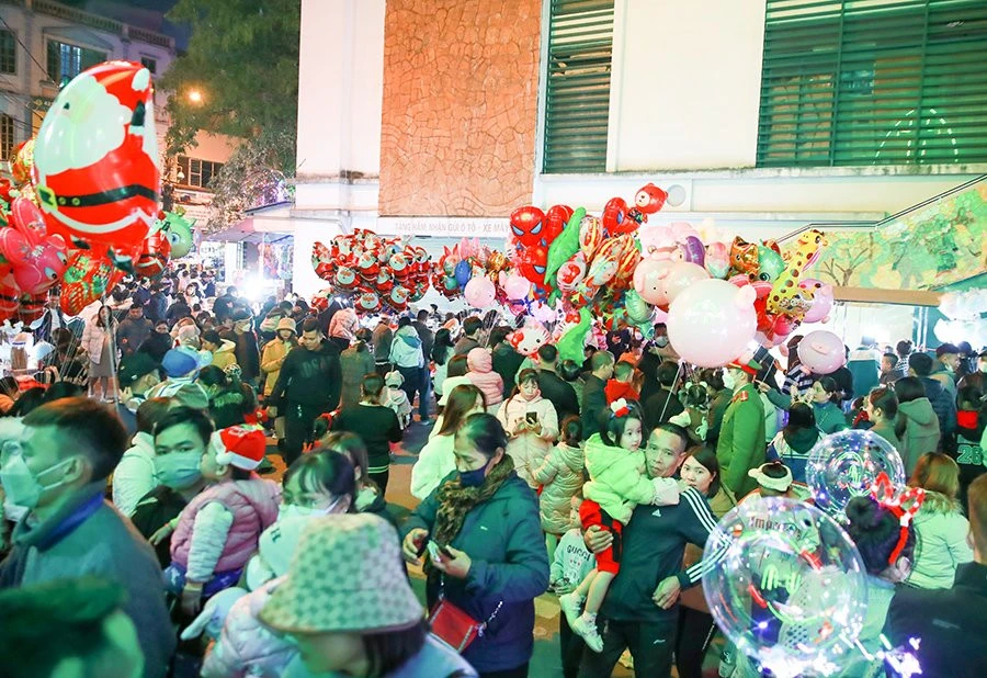 Lào Cai: Người dân nô nức đón Giáng sinh ảnh 7