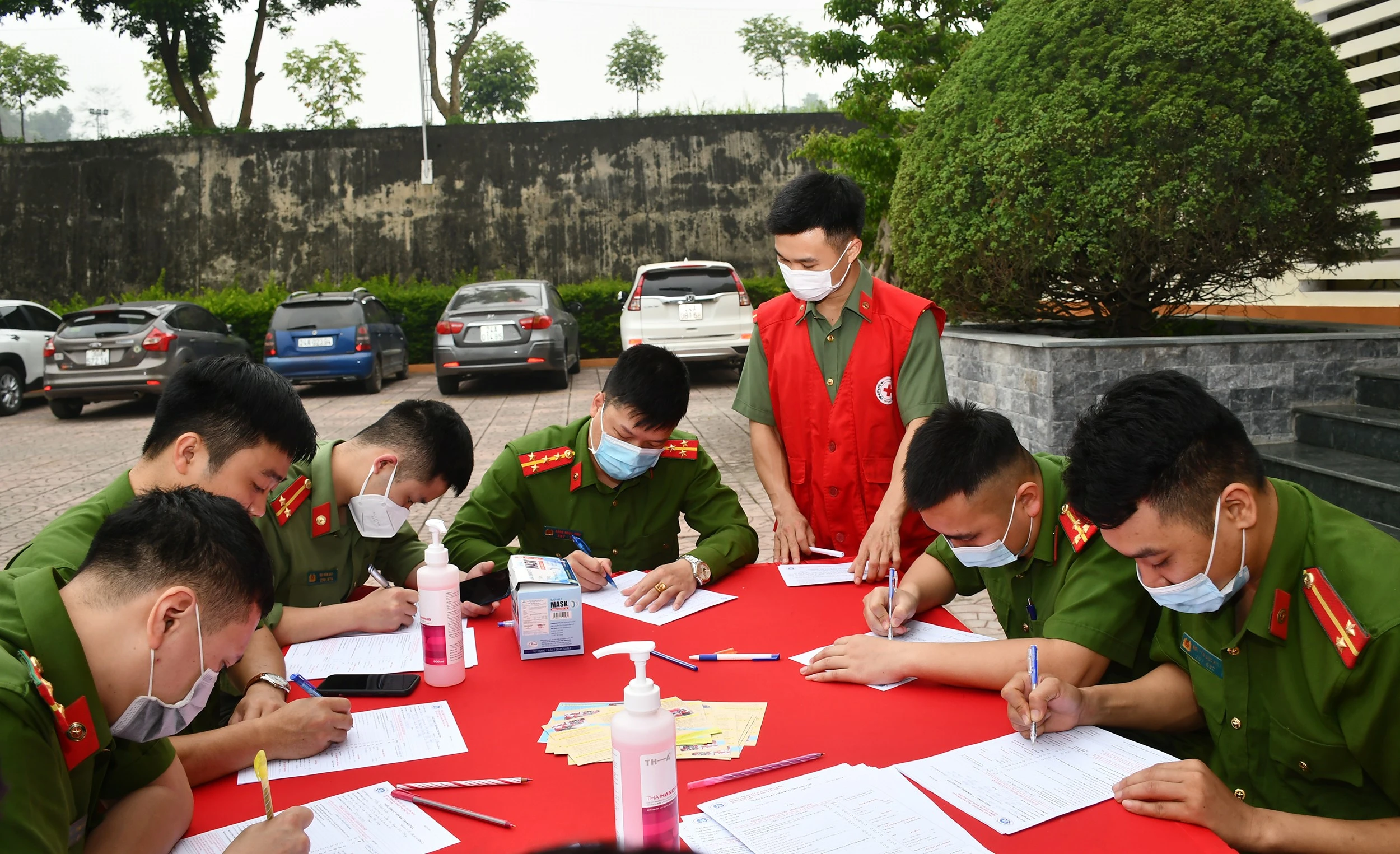 Hơn 300 cán bộ, chiến sĩ công an Lào Cai tham gia hiến máu tình nguyện ảnh 1