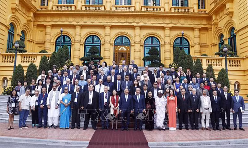 Chủ tịch nước Nguyễn Xuân Phúc với đoàn đại biểu dự Đại hội 22 Hội đồng Hòa bình thế giới.