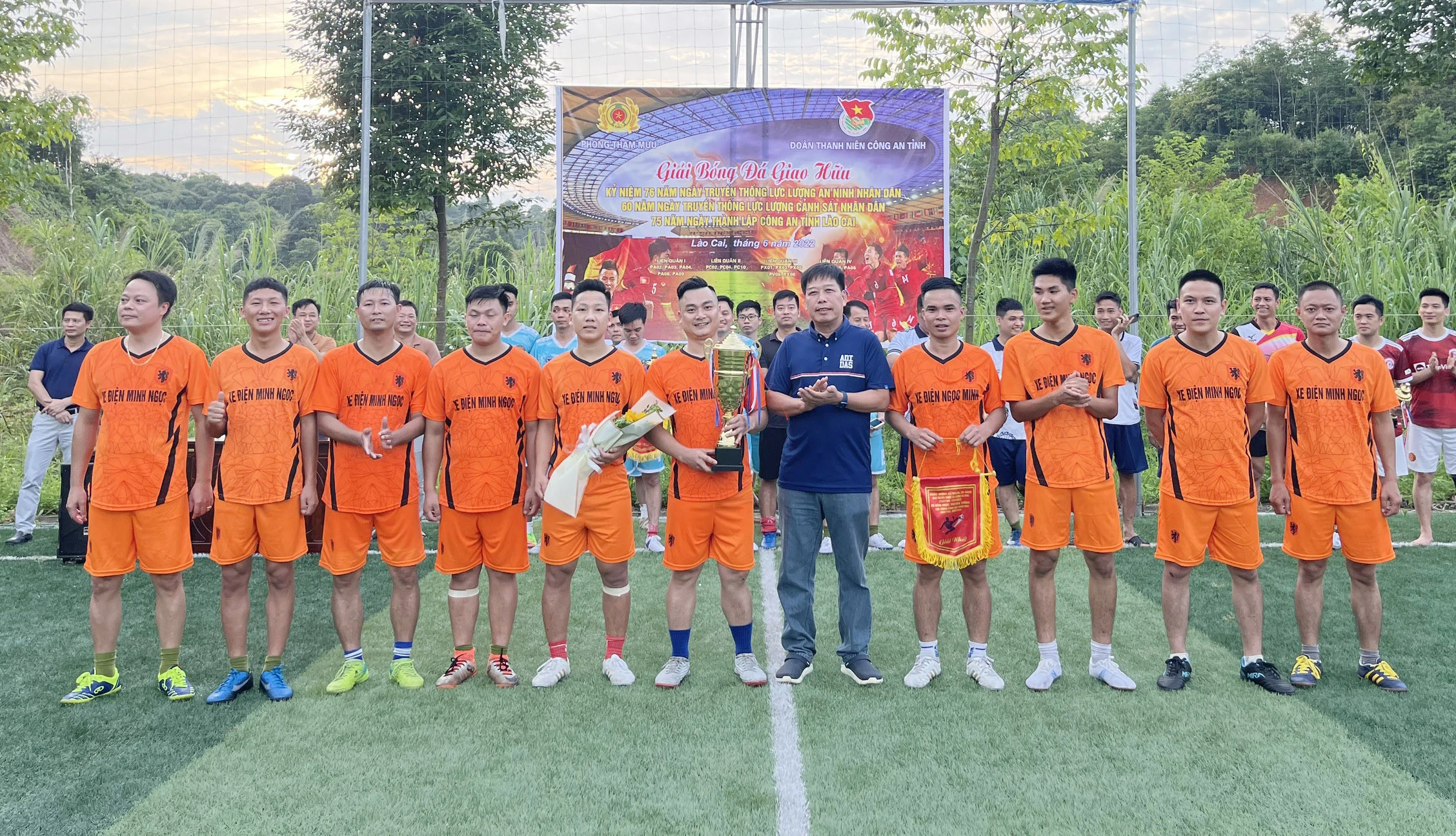 Đại diện Ban Tổ chức giải trao Cúp cho đội vô địch. Trao giải Nhì cho đội liên quân Khối Tham mưu, kỹ thuật nghiệp vụ và hồ sơ nghiệp vụ. Ban tổ chức chụp ảnh lưu niệm cùng các đội tham gia giải.