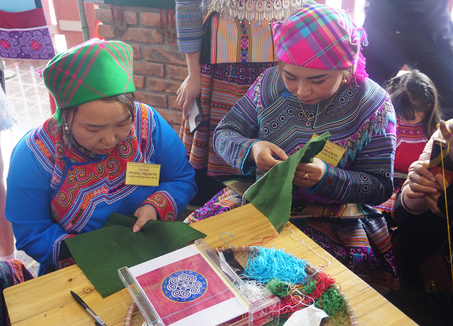 Hấp dẫn Hội thi "Thêu, may và trình diễn trang phục thổ cẩm dân tộc thiểu số" ảnh 5 Hấp dẫn Hội thi "Thêu, may và trình diễn trang phục thổ cẩm dân tộc thiểu số" ảnh 5