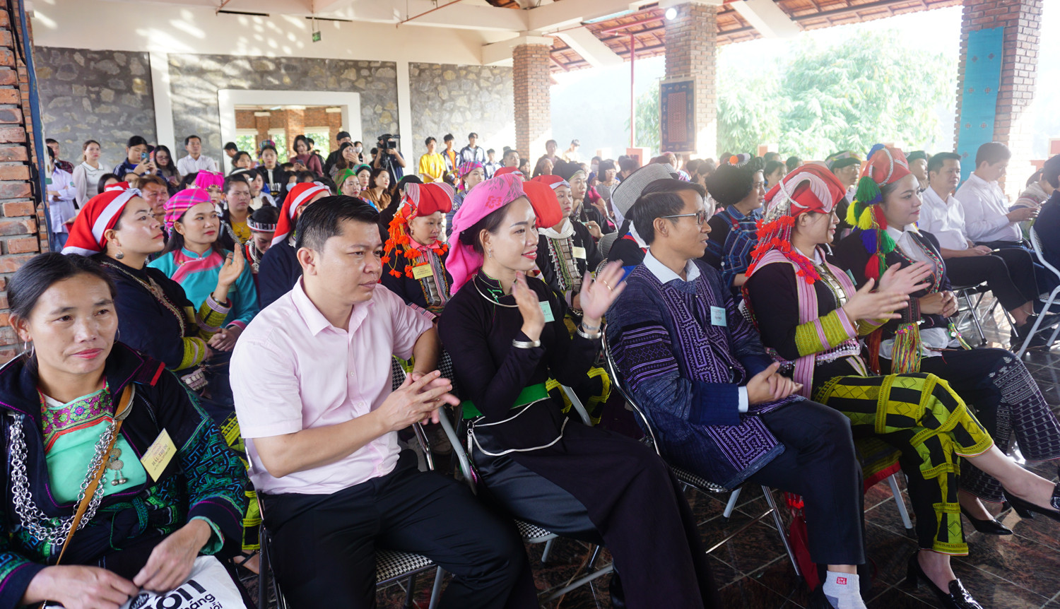 Hấp dẫn Hội thi "Thêu, may và trình diễn trang phục thổ cẩm dân tộc thiểu số" ảnh 1 Hấp dẫn Hội thi "Thêu, may và trình diễn trang phục thổ cẩm dân tộc thiểu số" ảnh 1