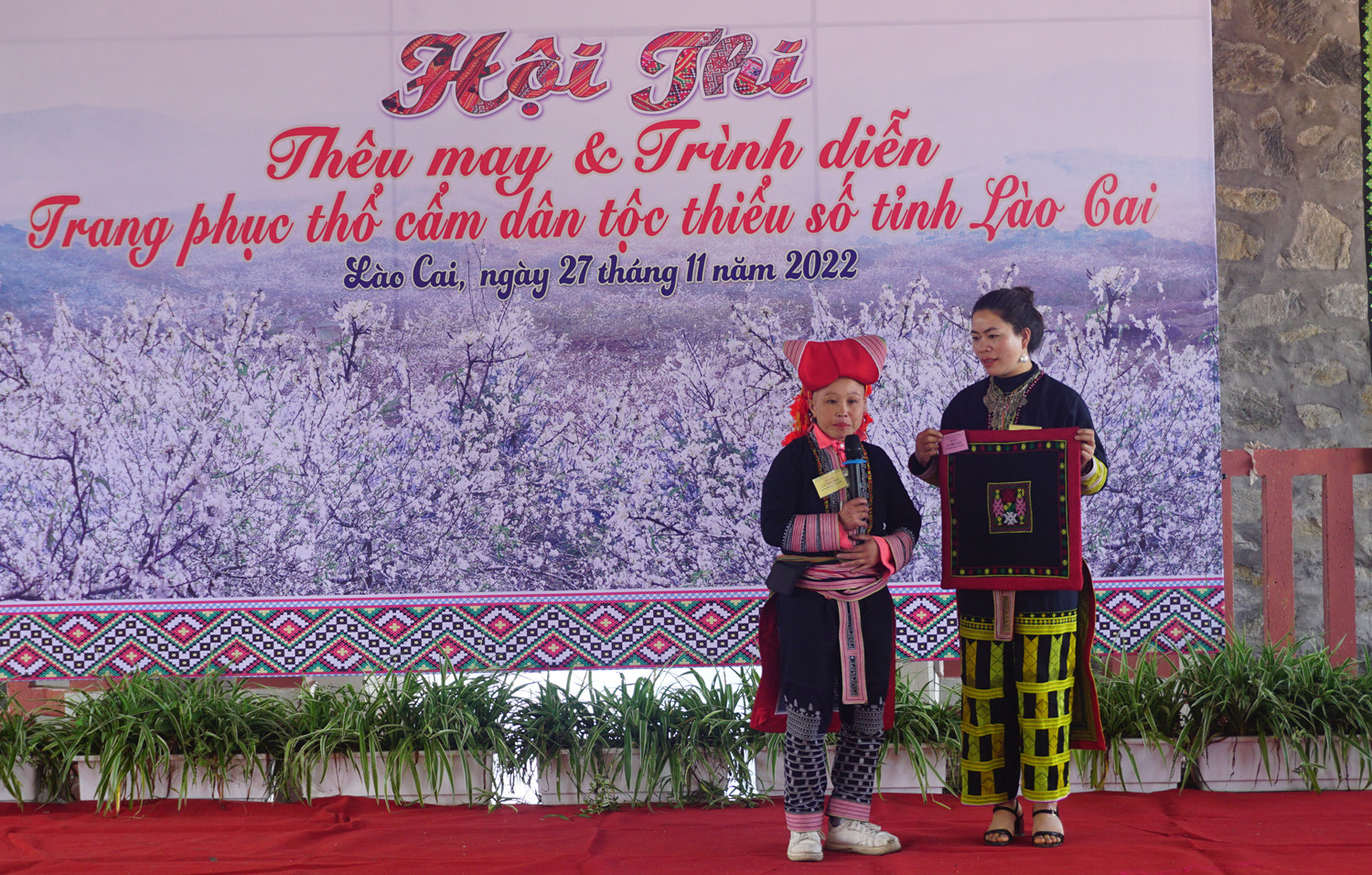 Hấp dẫn Hội thi "Thêu, may và trình diễn trang phục thổ cẩm dân tộc thiểu số" ảnh 3 Hấp dẫn Hội thi "Thêu, may và trình diễn trang phục thổ cẩm dân tộc thiểu số" ảnh 3