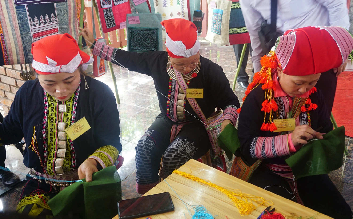 Hấp dẫn Hội thi "Thêu, may và trình diễn trang phục thổ cẩm dân tộc thiểu số"&nbsp; ảnh 4