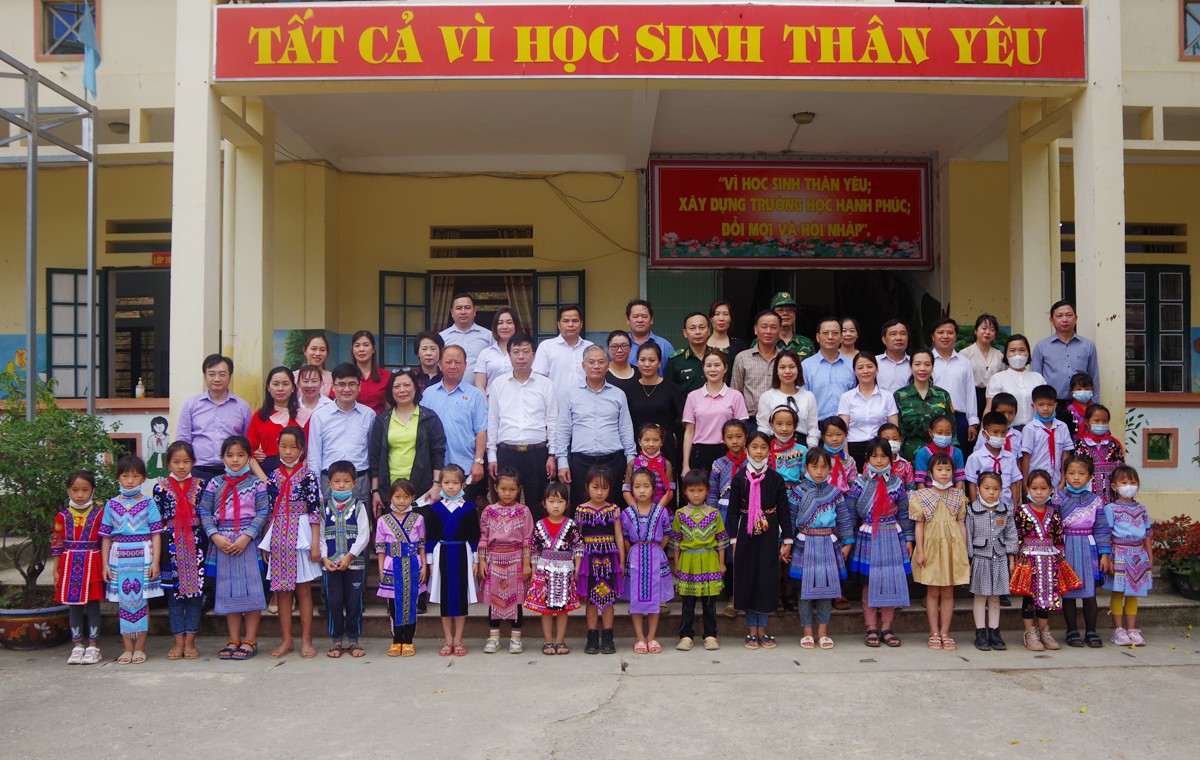 Đoàn Giám sát của Ủy ban Đối ngoại Quốc hội cùng các thầy cô giáo và học sinh Trường Mầm non Na Lốc.