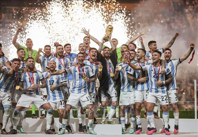 Giây phút đăng quang vô địch World Cup 2022 của cầu thủ vĩ đại nhất trong lịch sử Lionel Messi (giữa) cùng các đồng đội Argentina. Giây phút đăng quang vô địch World Cup 2022 của cầu thủ vĩ đại nhất trong lịch sử Lionel Messi (giữa) cùng các đồng đội Argentina.