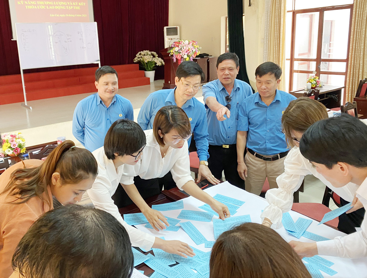 Cán bộ Công đoàn ngành Công thương tham gia tập huấn về xây dựng thỏa ước lao động.