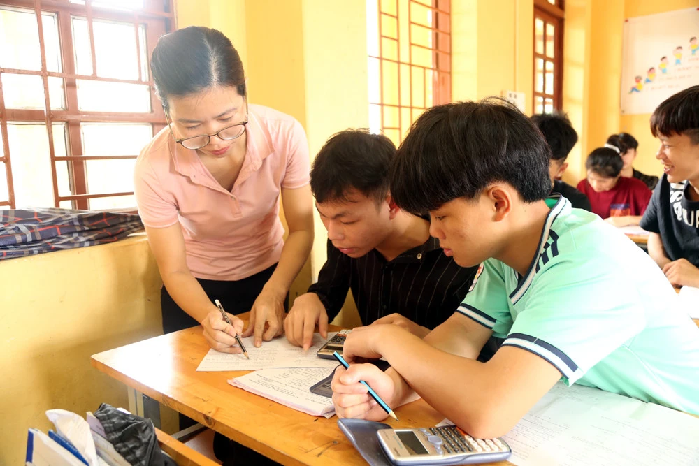 Những ngày ôn thi nước rút, các em học sinh lớp 12 dồn sức ôn tập để chuẩn bị cho kỳ thi tốt nghiệp THPT diễn ra vào ngày 7 -8/7/2022. Đây là giai đoạn thầy cô giáo giúp học sinh luyện giải các dạng đề học sinh vững vàng kiến thức và kỹ năng cần thiết. Cô giáo Trường THPT số 2 huyện Bát Xát hướng dẫn học sinh ôn thi môn Toán. Giờ ôn thi môn Lịch sử tại Trường THPT số 1 Bảo Thắng, cô và trò chống nóng bằng cách kéo rèm che và bật quạt trần. Cùng với ôn thi vào ban ngày, một số trường vùng cao tổ chức cho học sinh bán trú lên lớp ôn thi tốt nghiệp vào các buổi tối. Cô giáo Trường THCS và THPT Bát Xát lên lớp hướng dẫn học sinh ôn thi buổi tối. Tiếng Anh là môn có điểm thi thấp so với các môn, nên được các thầy cô giáo Trường THPT số 2 Mường Khương tăng cường ôn tập các dạng đề cho học sinh. Các em học sinh giúp nhau ôn bài trong giờ giải lao ngay tại sân trường. Càng gần ngày thi các sĩ tử lớp 12 càng phải thanh thủ thời gian để ôn thi nhiều hơn. Tại Trường THPT số 3 Mường Khương, các lớp đều treo biển “quyết tâm thi đỗ tốt nghiệp 100%”. Giữa những ngày hè nắng nóng, cô và trò cùng cố gắng vượt qua khó khăn để ôn thi đạt kết qua cao nhất.