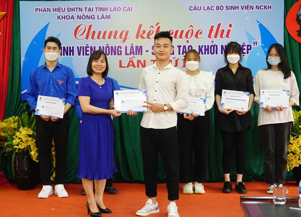 Lưu Đức Chóng tại cuộc thi Sinh viên nông lâm - sáng tạo khởi nghiệp tổ chức tháng 4/2022. Lưu Đức Chóng tại cuộc thi Sinh viên nông lâm - sáng tạo khởi nghiệp tổ chức tháng 4/2022.