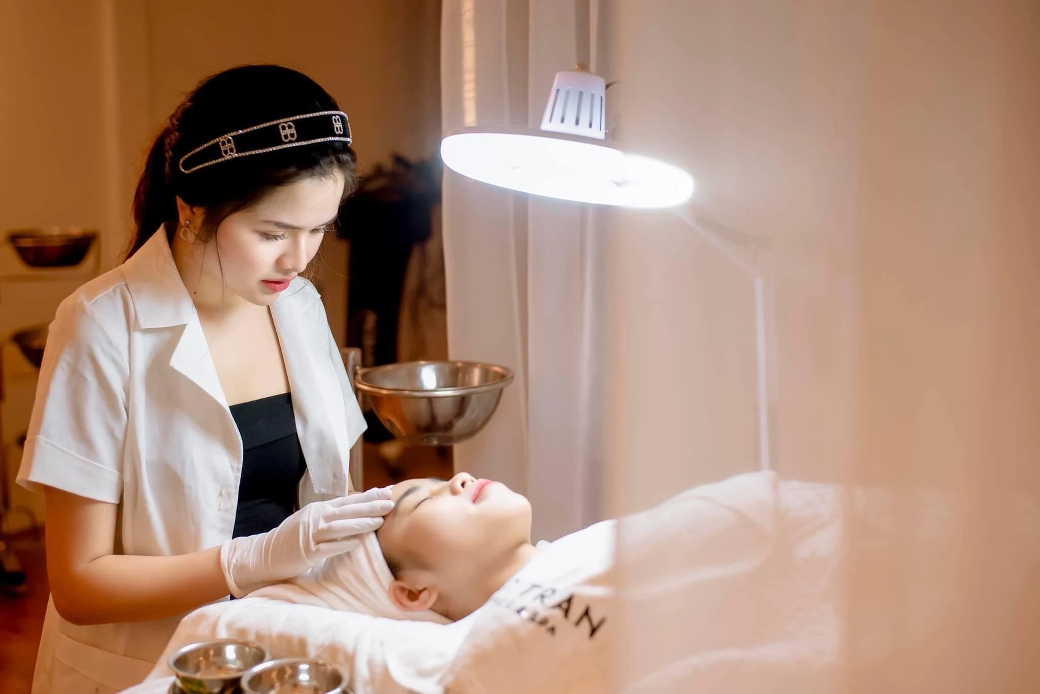 Trần Phương Linh - cô chủ nhỏ đầy tâm huyết với công việc.