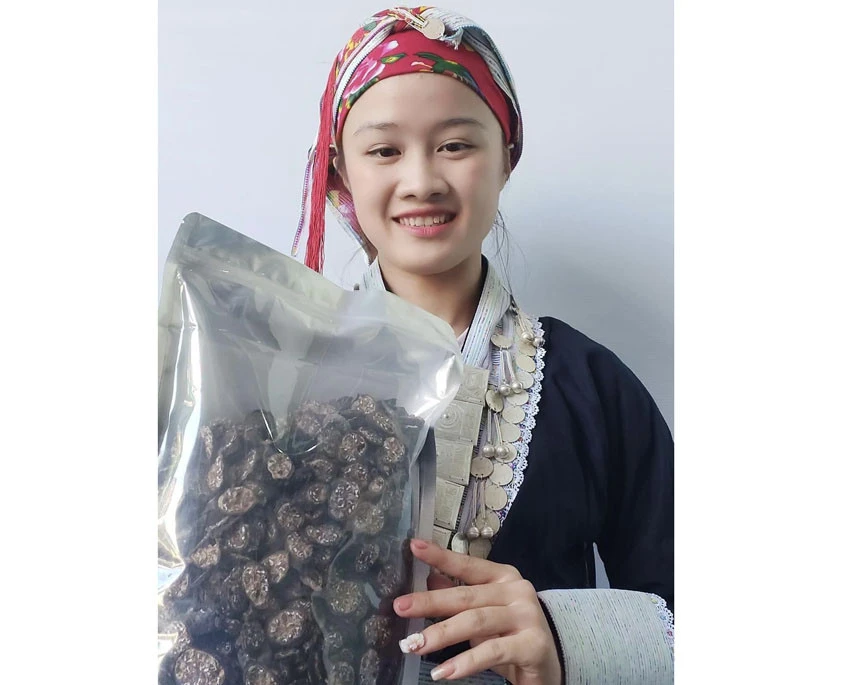 Cô gái Dao đỏ - Tẩn Mùi Liều thường xuyên đăng nhiều hình ảnh chụp cùng sản phẩm lên mạng xã hội.