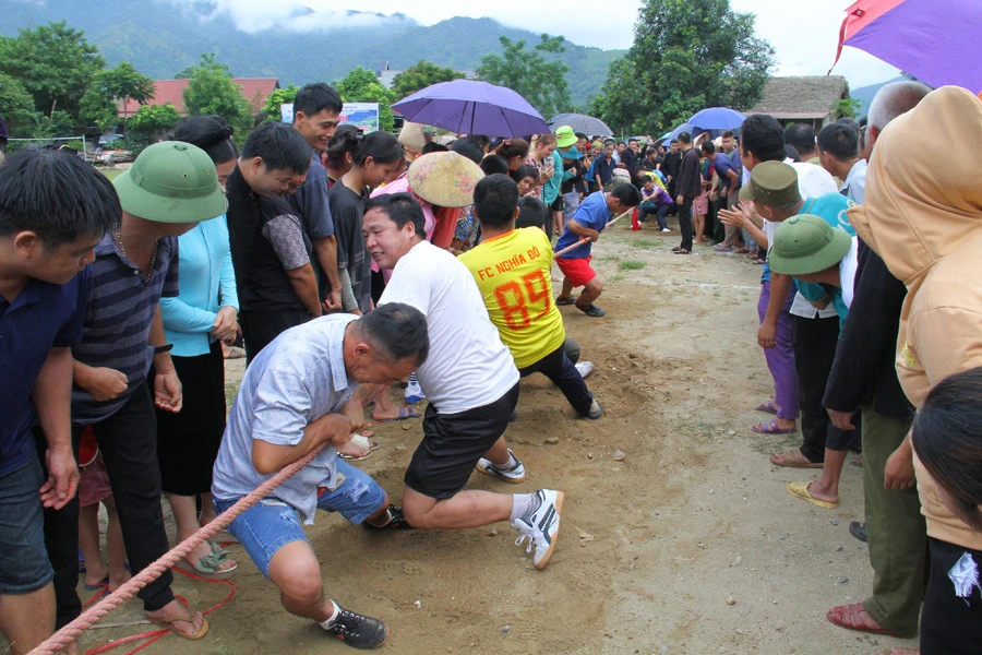 Các trò chơi dân gian trong ngày hội.