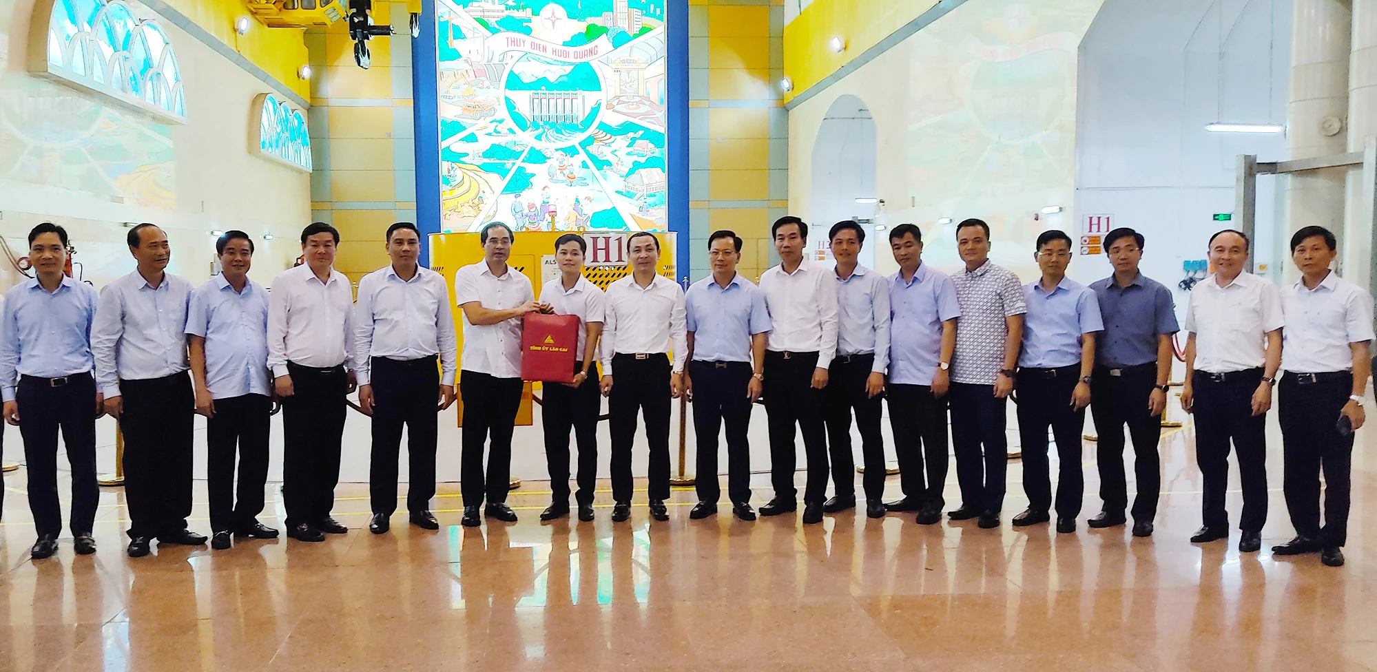 Tặng quà Nhà máy Thủy điện Huội Quảng.