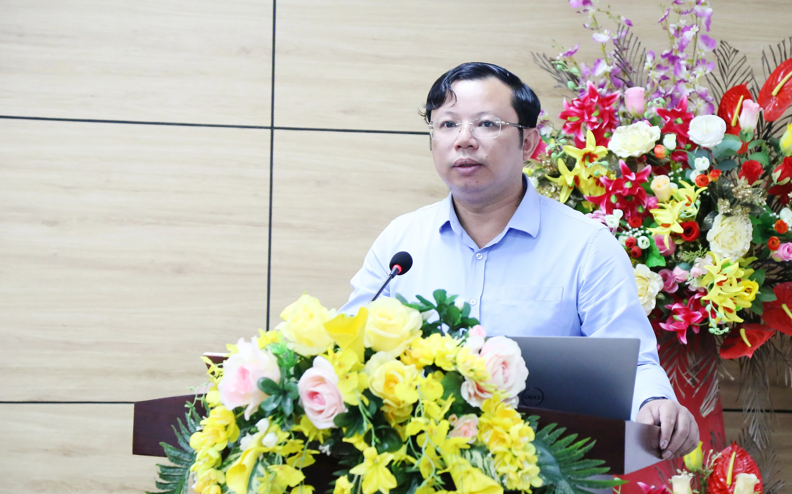 Đồng chí Hoàng Chí Hiền, Giám đốc Sở Công thương Lào Cai phát biểu tại hội thảo.