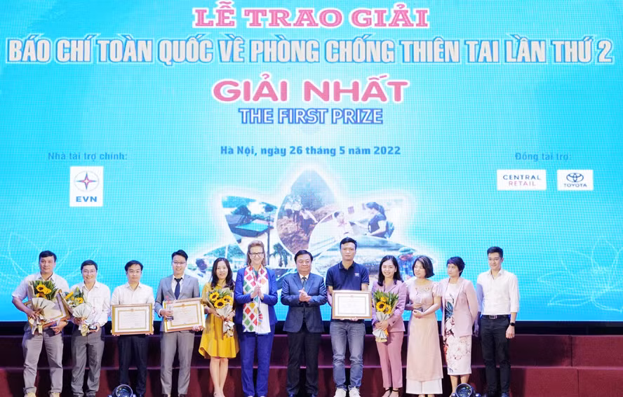 Bộ trưởng Bộ NN&PTNT, Phó Trưởng ban Thường trực Ban Chỉ đạo quốc gia về Phòng, chống thiên tai Lê Minh Hoan và Trưởng đại diện UNDP tại Việt Nam - bà Caitlin Wiesen trao giải Nhất cho tác giả, nhóm tác giả.