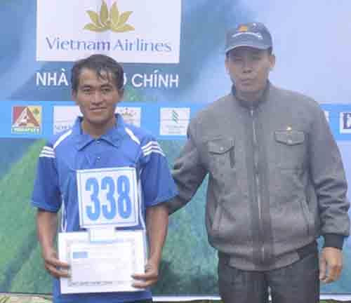 Đến thời điểm hiện tại, kỷ lục leo nhanh nhất thuộc về vận động viên Hạng A Pờ được xác lập năm 2012, với thành tích 1 giờ 35 phút.