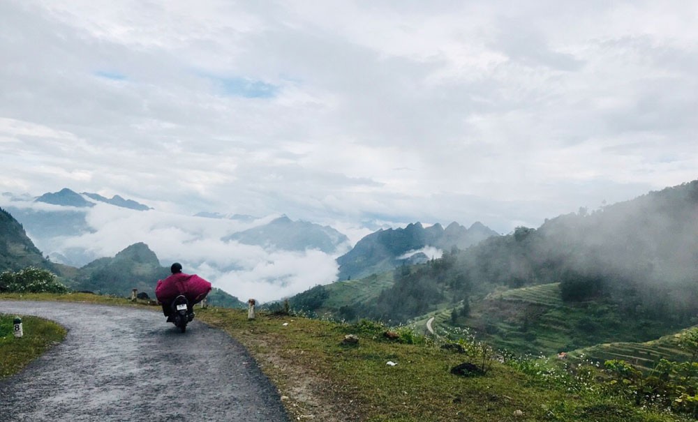 Vùng núi có mưa nhỏ và sương mù rải rác. Ảnh: Tô Dung