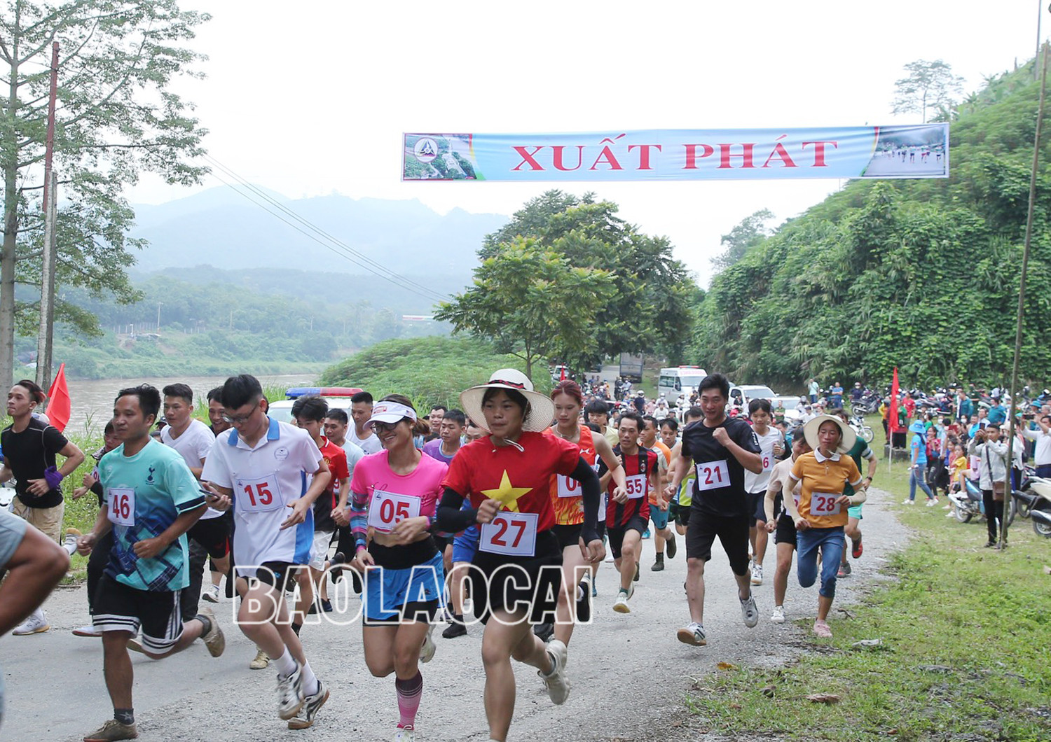 Khai mạc Giải chạy bán Marathon “Về thượng nguồn Lũng Pô - Nơi con sông Hồng chảy vào đất Việt” ảnh 4