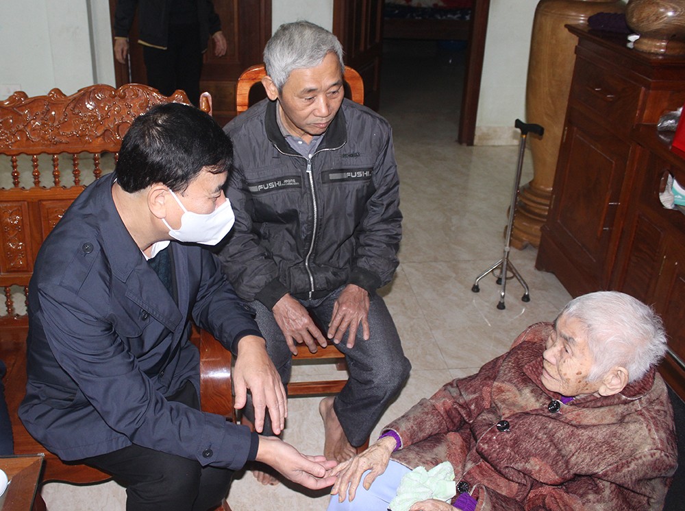 Các đồng chí lãnh đạo tỉnh thăm, chúc Tết tại Bắc Hà ảnh 11