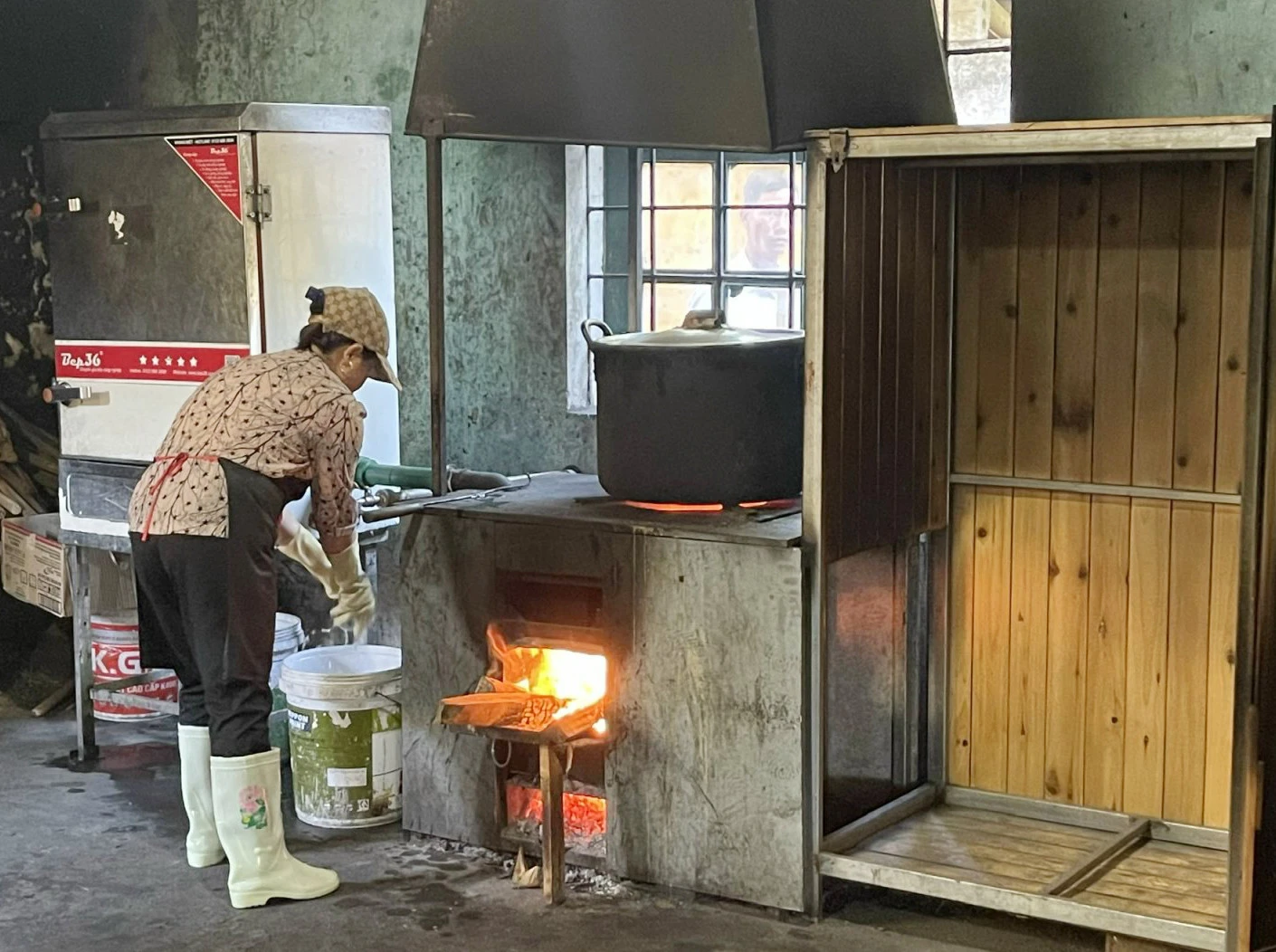 Mô hình “Bếp đun đa năng cho người vùng cao” được lắp đặt tại Trường PTDT bán trú THCS Nậm Đét (Bắc Hà).