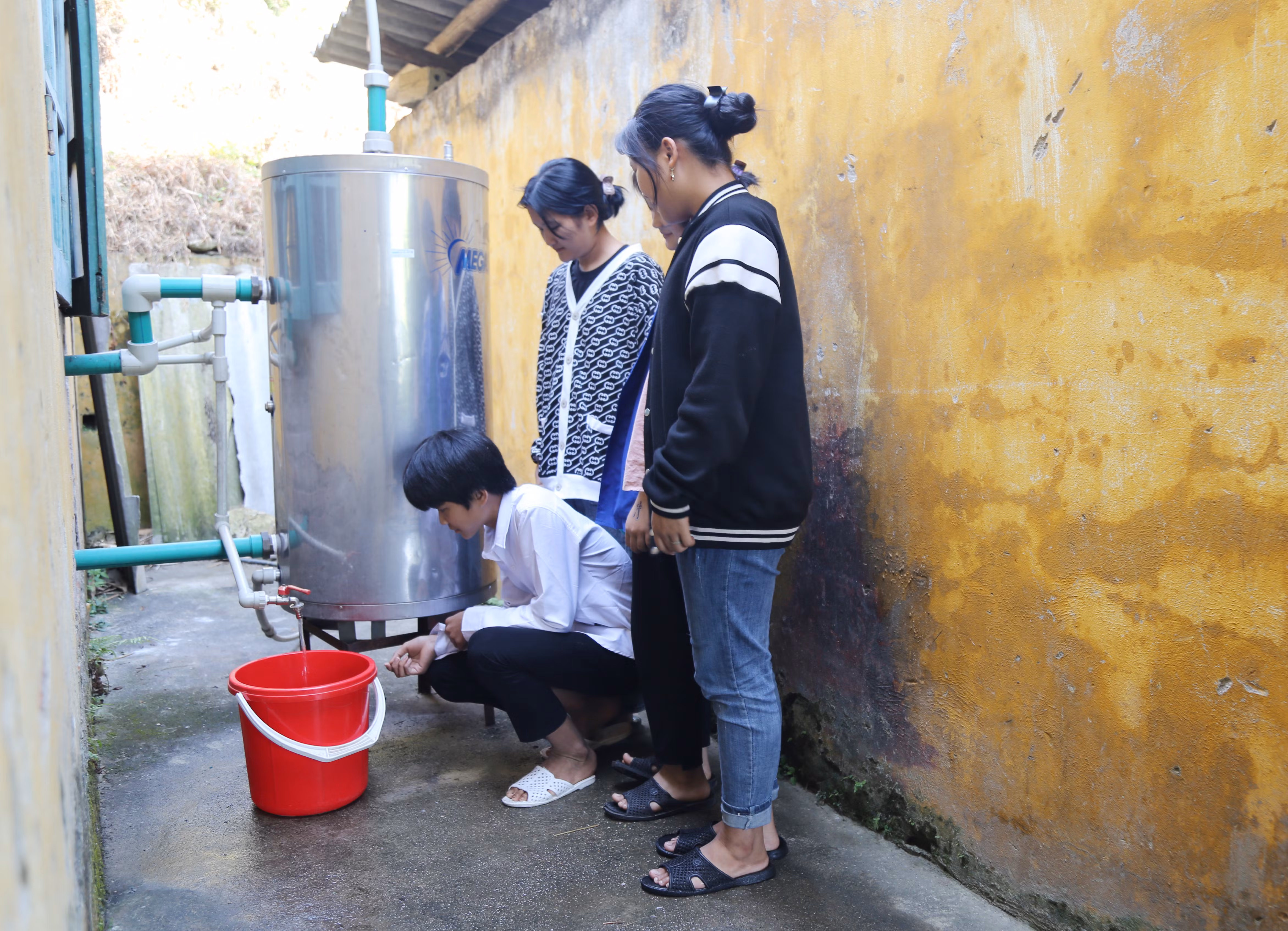 Học sinh bán trú có thể sử dụng nước nóng từ mô hình bếp đun đa năng. Học sinh bán trú có thể sử dụng nước nóng từ mô hình bếp đun đa năng.