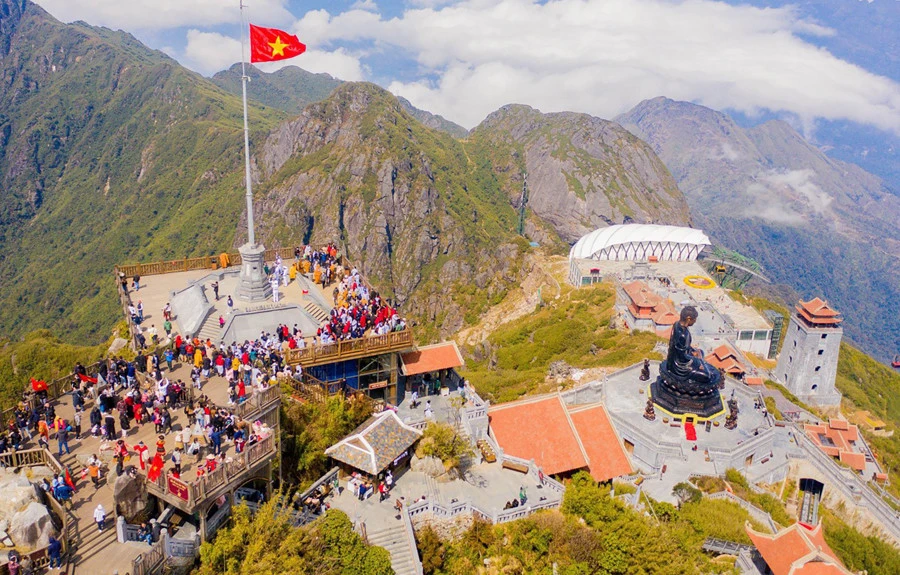 Đỉnh Fansipan là điểm đến cuốn hút du khách quanh năm. Bản sắc văn hóa dân tộc là nền tảng cốt lõi của du lịch Lào Cai. Ảnh: Đức Phương Đỉnh Fansipan là điểm đến cuốn hút du khách quanh năm. Bản sắc văn hóa dân tộc là nền tảng cốt lõi của du lịch Lào Cai. Ảnh: Đức Phương