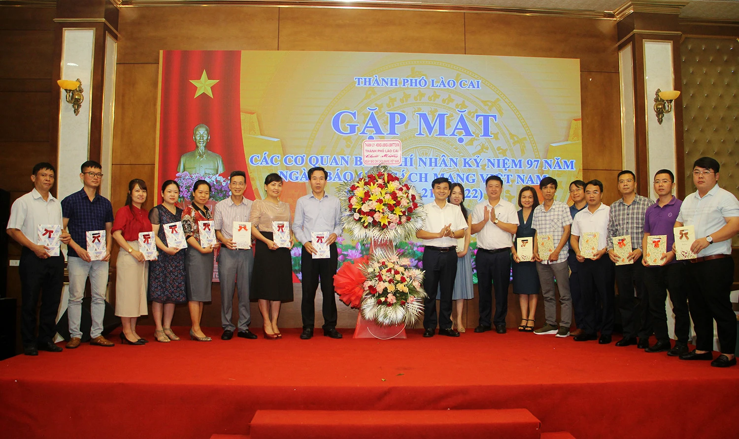 Tiếp tục gắn bó, đồng hành với sự phát triển của thành phố Lào Cai ảnh 2 Tiếp tục gắn bó, đồng hành với sự phát triển của thành phố Lào Cai ảnh 2