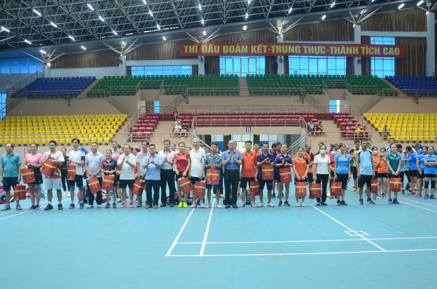 Ban Tổ chức tặng quà các câu lạc bộ tham gia giải giao hữu.