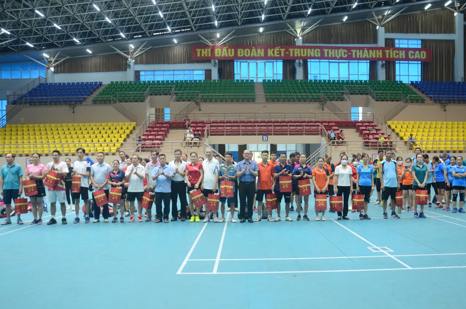 Ban Tổ chức tặng quà các câu lạc bộ tham gia giải giao hữu. Ban Tổ chức tặng quà các câu lạc bộ tham gia giải giao hữu.