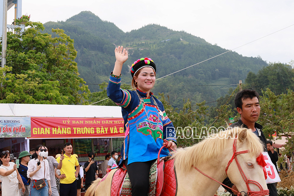 Diễu hành ngựa trước dinh Hoàng A Tưởng và trên đường phố.