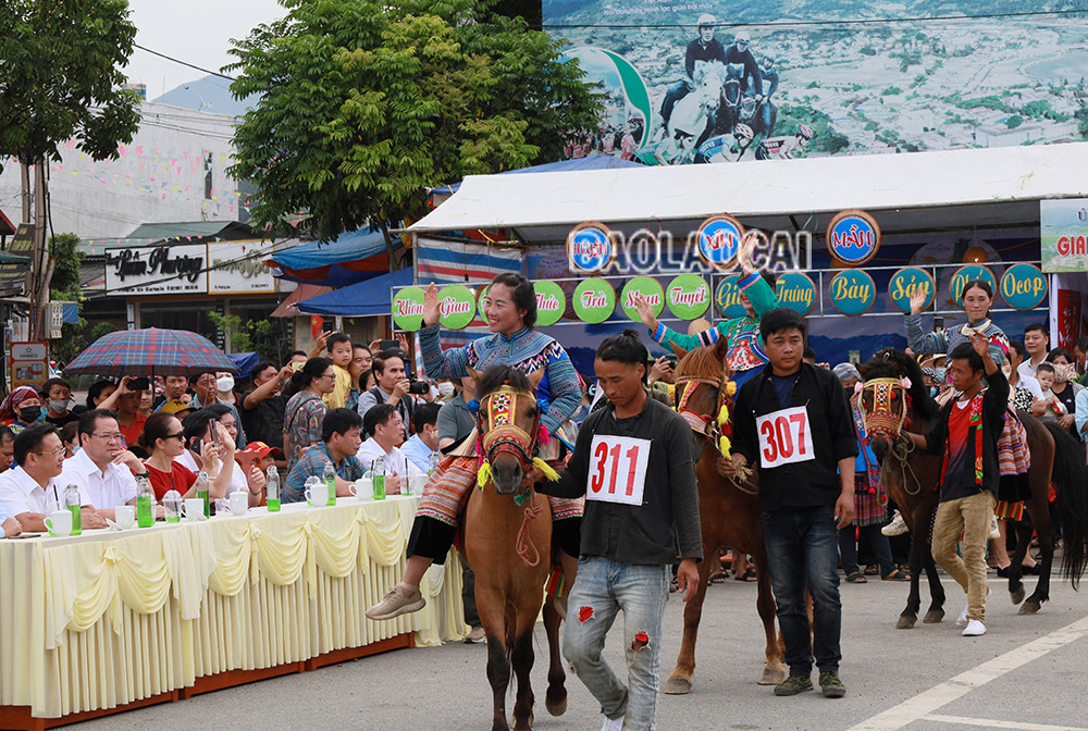 Diễu hành ngựa trước dinh Hoàng A Tưởng và trên đường phố.