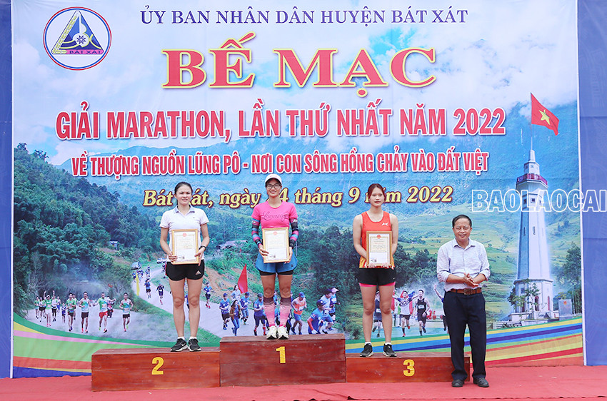 Bế mạc Giải chạy bán Marathon “Về thượng nguồn Lũng Pô - Nơi con sông Hồng chảy vào đất Việt” năm 2022 ảnh 8