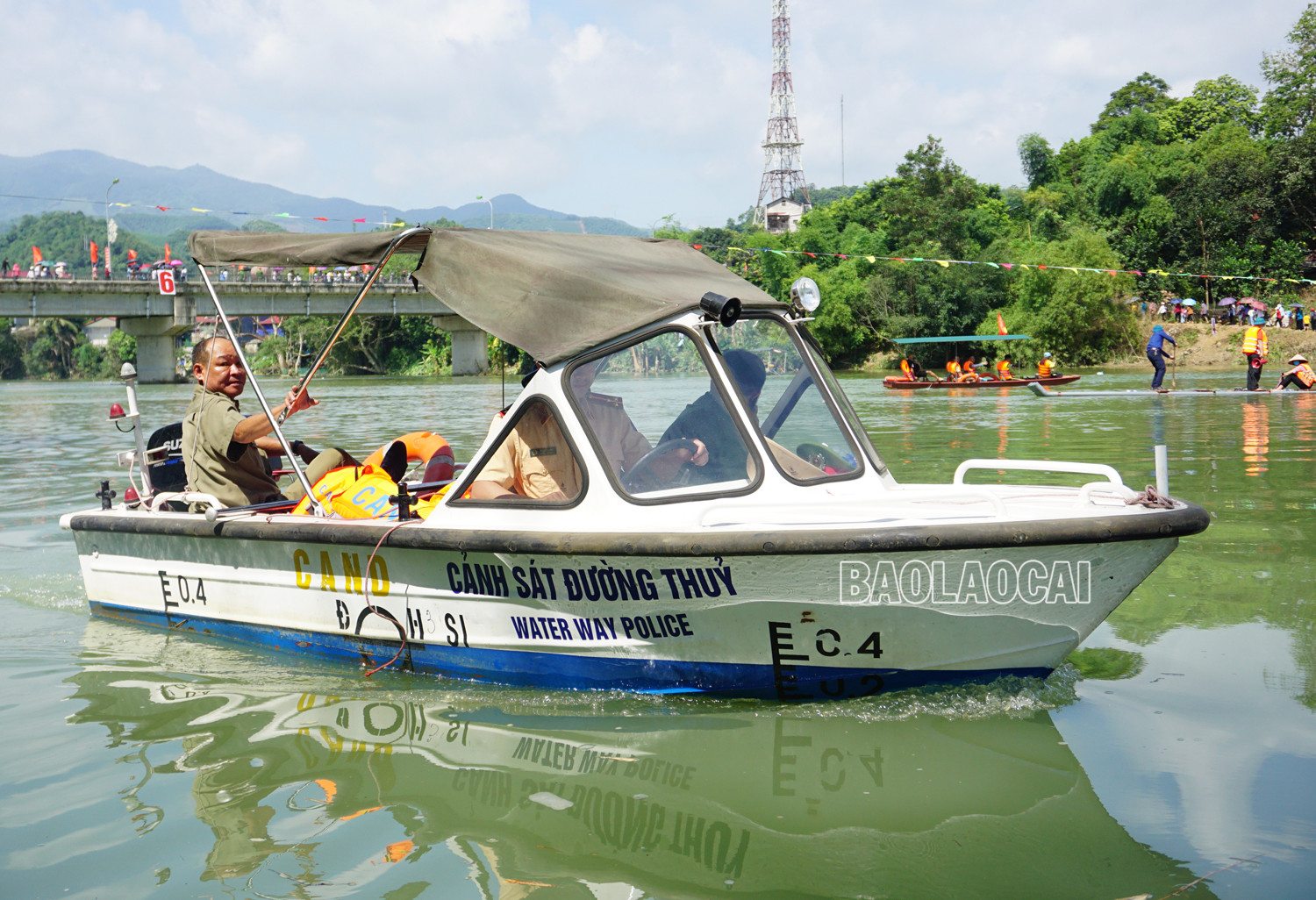 Các đội đua nhận được sự cổ vũ nhiệt tình của người dân địa phương và du khách. Các vòng đua diễn ra đầy kịch tính, hấp dẫn. Lực lượng cứu hộ, cảnh sát đường thủy luôn theo sát các đội đua. Trao giải Nhất cho đội đua mảng xã Phúc Khánh. Các đội đua nhận được sự cổ vũ nhiệt tình của người dân địa phương và du khách. Các vòng đua diễn ra đầy kịch tính, hấp dẫn. Lực lượng cứu hộ, cảnh sát đường thủy luôn theo sát các đội đua. Trao giải Nhất cho đội đua mảng xã Phúc Khánh.
