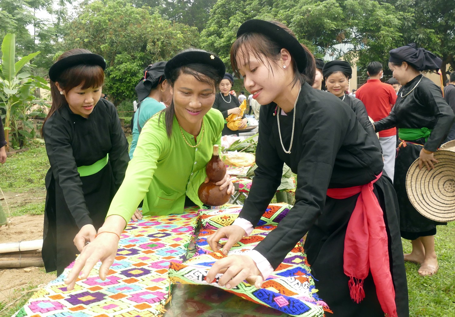 Thi bắn nỏ nội dung nữ đứng bắn. Đội thi chuẩn bị bày mâm trà thuốc. Các đội thi lấy nước xuất phát. Đội bản Nặm Cằm đã về nhất trong phần thi lấy nước từ thác Bản Hốc. Trò chơi đánh yến thu hút đông đảo người dân và du khách tham gia, cổ vũ. Thi bắn nỏ nội dung nữ đứng bắn. Đội thi chuẩn bị bày mâm trà thuốc. Các đội thi lấy nước xuất phát. Đội bản Nặm Cằm đã về nhất trong phần thi lấy nước từ thác Bản Hốc. Trò chơi đánh yến thu hút đông đảo người dân và du khách tham gia, cổ vũ.