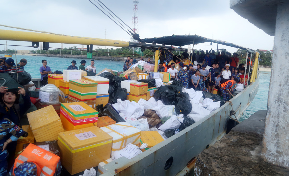 Chuyển hàng tết từ tàu 490 xuống xuồng và tàu Vạn Hoa để chuyển vào đảo Song Tử Tây.