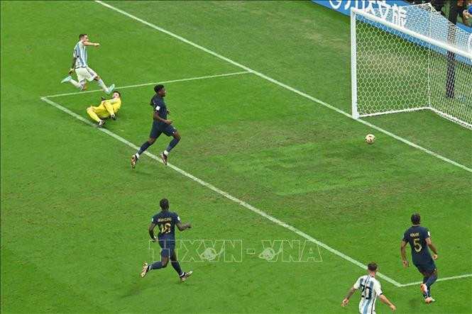 Tiền vệ Argentina Angel Di Maria (trái) dứt điểm nâng tỷ số trận đấu lên 2-0 trước Pháp. Tiền vệ Argentina Angel Di Maria (trái) dứt điểm nâng tỷ số trận đấu lên 2-0 trước Pháp.
