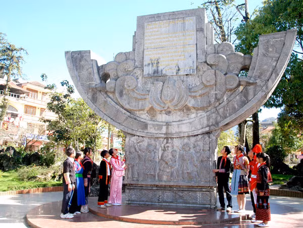 Thiếu nhi Sa Pa bên Đài sen Thư Bác tại phường Sa Pa. Ảnh: Tư liệu