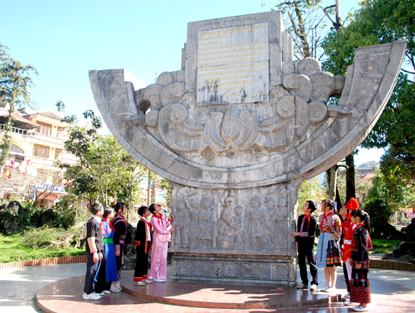 Thiếu nhi Sa Pa bên Đài sen Thư Bác tại phường Sa Pa. Ảnh: Tư liệu Thiếu nhi Sa Pa bên Đài sen Thư Bác tại phường Sa Pa. Ảnh: Tư liệu