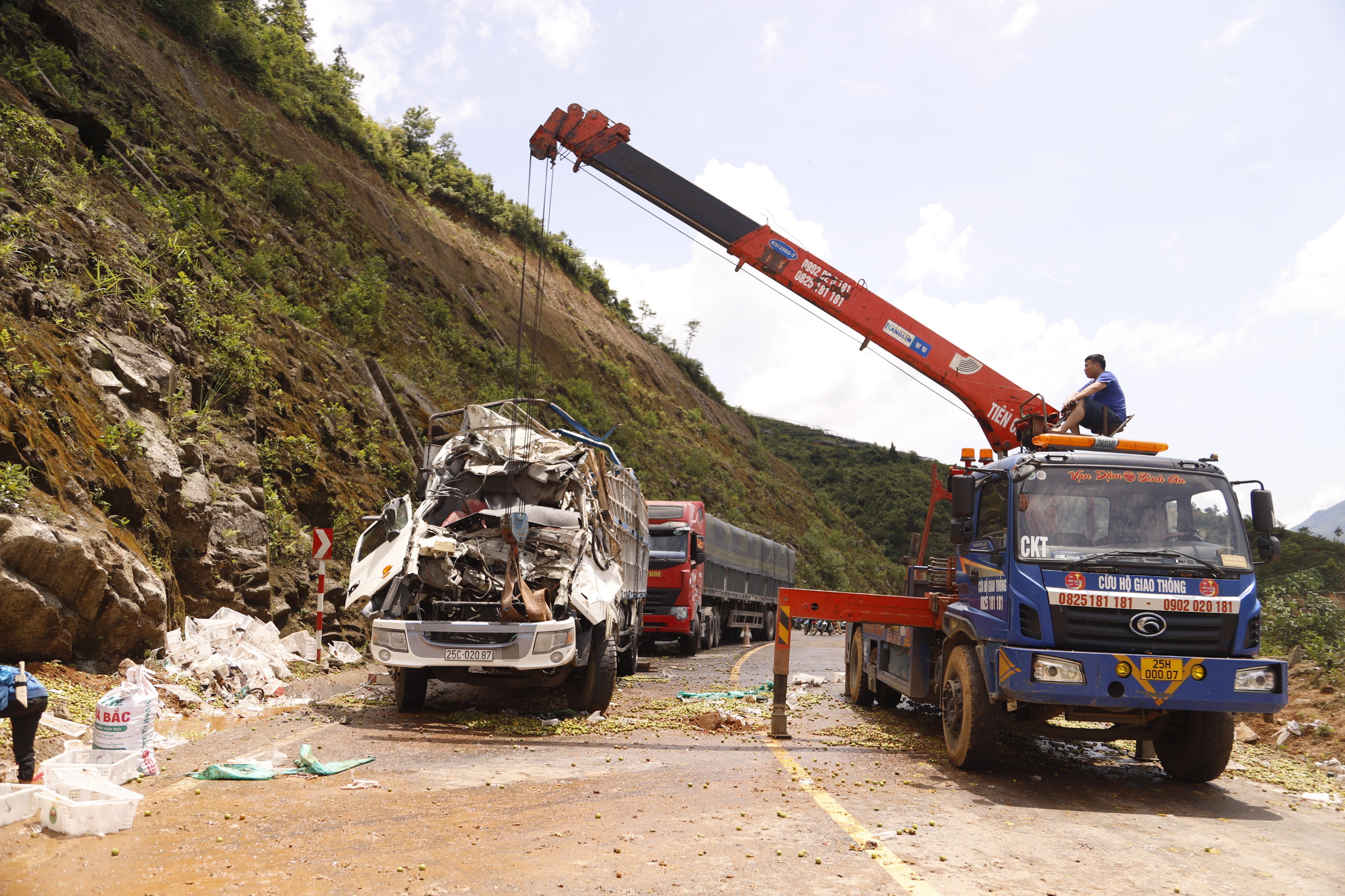 Hàng chục tấn hoa quả đổ tràn ra đường. Đến khoảng 11h30 phút cùng ngày, công tác cứu hộ đã hoàn tất.