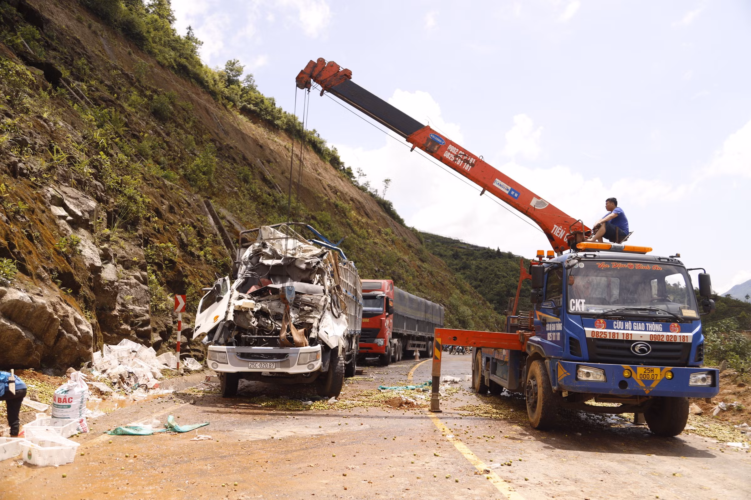 Hàng chục tấn hoa quả đổ tràn ra đường. Đến khoảng 11h30 phút cùng ngày, công tác cứu hộ đã hoàn tất.