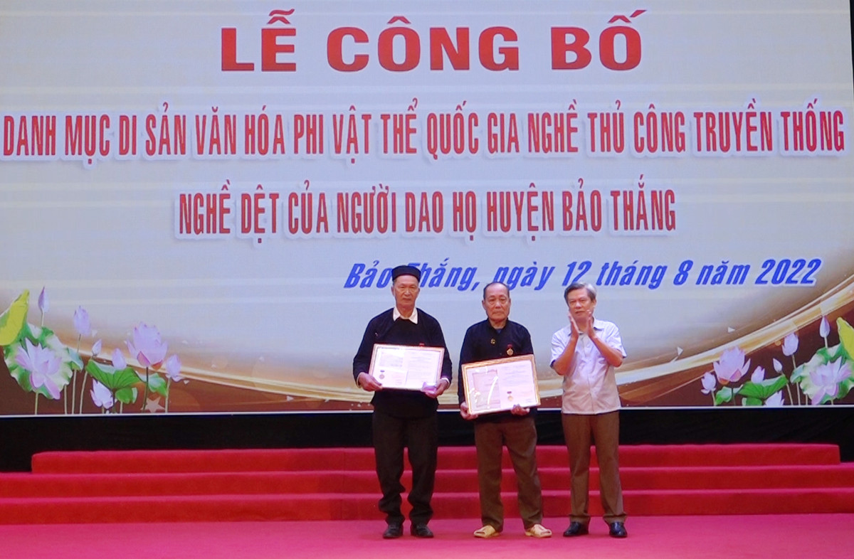 Công bố quyết định phong tặng danh hiệu Nghệ nhân dân gian Việt Nam.