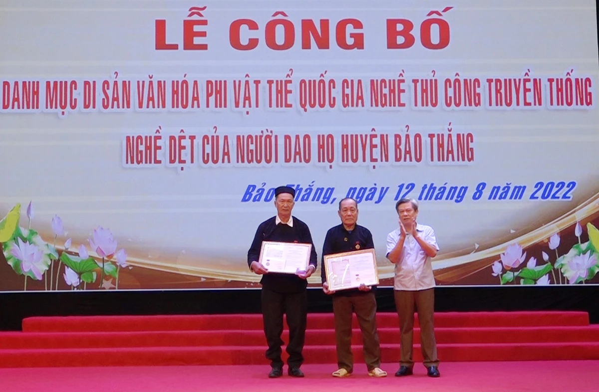 Công bố quyết định phong tặng danh hiệu Nghệ nhân dân gian Việt Nam.