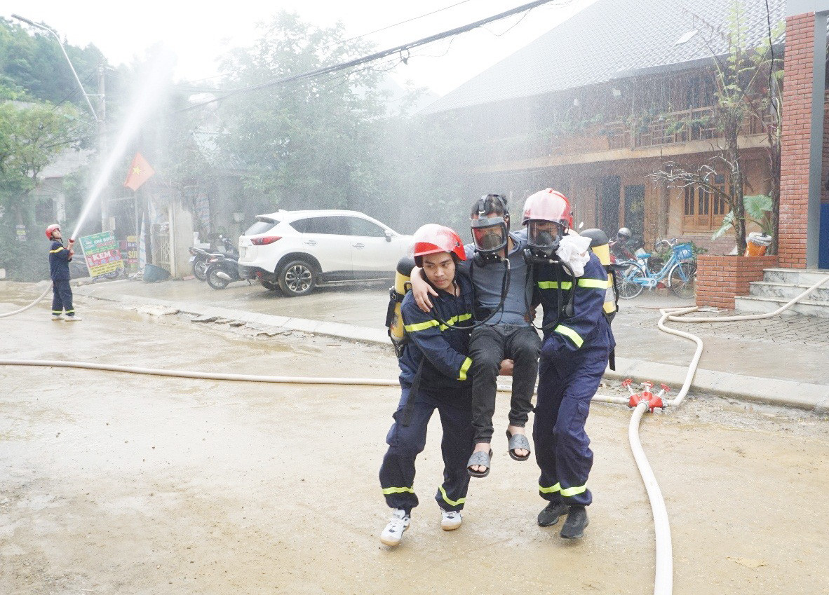 Bắc Hà: Diễn tập phòng cháy, chữa cháy và cứu nạn, cứu hộ tại cơ sở kinh doanh gas và lưu trú ảnh 3 Bắc Hà: Diễn tập phòng cháy, chữa cháy và cứu nạn, cứu hộ tại cơ sở kinh doanh gas và lưu trú ảnh 3