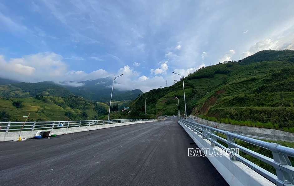 Cầu được xây dựng bằng bê tông cốt thép, bề mặt rộng 14m với 4 làn xe, 5 nhịp liên tục, trong đó, nhịp dài nhất là 132m, được thi công bằng phương pháp dầm hộp đúc hẫng cân bằng. Sau khi tuyến đường này hoàn thành sẽ tạo thuận lợi cho việc đi lại, giao thương, góp phần thúc đẩy phát triển kinh tế - xã hội của tỉnh Lào Cai và khu vực Tây Bắc. Cầu Móng Sến được khởi công từ đầu năm 2020, đến nay các hạng mục đã và đang dần hoàn thành. Do bắc qua thung lũng, lại có độ cao gần 100m nên công trường cầu Móng Sến thường xuyên có mây mù bao phủ, cây cầu như đi xuyên vào mây. Đứng trên cầu phóng tầm mắt ra xa theo nhiều hướng là những thửa ruộng bậc thang tuyệt đẹp. Đây là cây cầu cạn vượt địa hình nối từ khu vực chân dốc lên đỉnh dốc ba tầng - đoạn đường khó đi, quanh co, nguy hiểm nhất trong cung đường từ thành phố Lào Cai lên thị xã Sa Pa. Đến thời điểm hiện tại, công trình đã hoàn thành 99% khối lượng công việc, còn một số hạng mục cuối cùng trước khi đi vào hoạt động như hệ thống đèn chiếu sáng, vạch sơn kẻ đường và thảm đường dẫn 2 bên đầu cầu. Cây cầu cạn cao nhất Việt Nam, có ý nghĩa “then chốt” trong xây dựng tuyến đường nối cao tốc Nội Bài – Lào Cai đến Khu du lịch quốc gia Sa Pa.