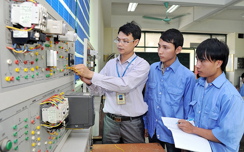 Giờ thực hành của sinh viên Trường đại học Sư phạm kỹ thuật Nam Ðịnh. (Ảnh: Quang Minh) Giờ thực hành của sinh viên Trường đại học Sư phạm kỹ thuật Nam Ðịnh. (Ảnh: Quang Minh)